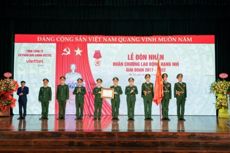 Viettel Post vinh dự đón nhận Huân chương Lao động Hạng Nhì