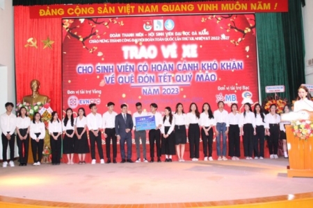 Hội Sinh viên Đại học Đà Nẵng tặng 200 vé tàu, xe cho sinh viên hoàn cảnh khó khăn