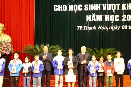 Hội khuyến học tỉnh Thanh Hoá trao tài trợ cho 1.000 học sinh nghèo hiếu học