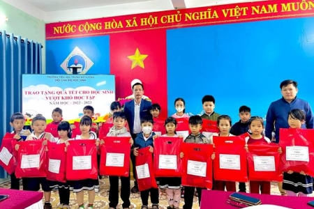 Trường tiểu học Trưng Nữ Vương hỗ trợ 47 suất quà cho học sinh vượt khó học tập