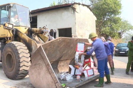 Tiêu hủy hơn 04 tấn thực phẩm không rõ nguồn gốc tại Phú Thọ