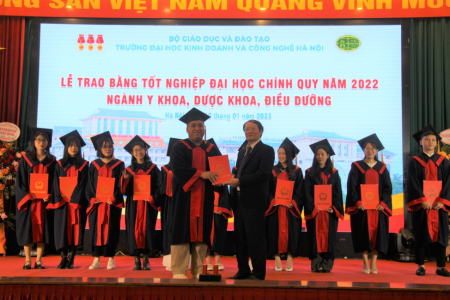 Trường Đại học Kinh doanh và Công nghệ Hà Nội trao bằng tốt nghiệp cho gần 300 sinh viên thuộc khối Sức khỏe