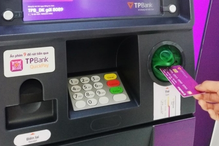 Nhu cầu rút tiền mặt tại các cây ATM giảm một nửa