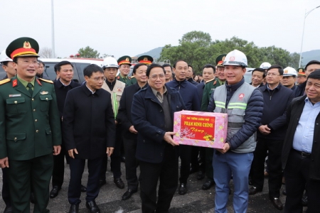 Thủ tướng Chính phủ Phạm Minh Chính kiểm tra tiến độ thi công tuyến đường cao tốc Bắc - Nam đoạn qua Thanh Hóa