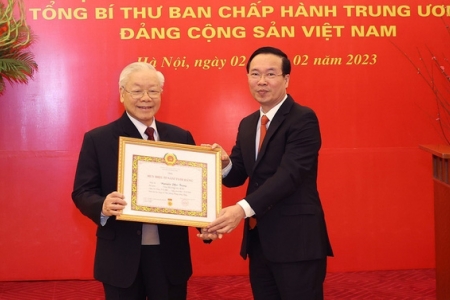 Tổng Bí thư Nguyễn Phú Trọng nhận Huy hiệu 55 năm tuổi Đảng