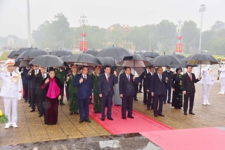 Lãnh đạo Đảng, Nhà nước vào Lăng viếng Chủ tịch Hồ Chí Minh; dâng hương tưởng niệm các Anh hùng liệt sĩ