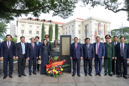 Thủ tướng dâng hoa tại tượng đài Chủ tịch Hồ Chí Minh ở Bảo tàng Văn minh Châu Á