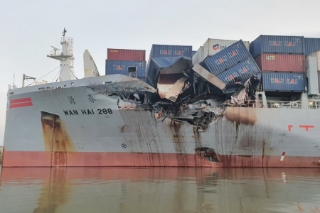 Hai tàu chở container va chạm mạnh trên sông ở TP. Hồ Chí Minh