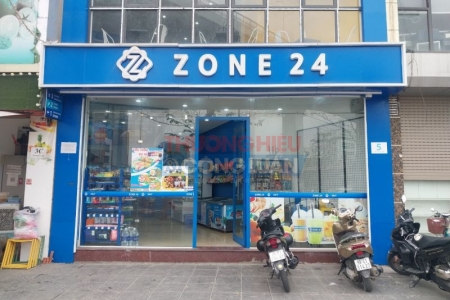 Cửa hàng tiện lợi ZONE 24 bày bán hàng hóa, sản phẩm không tem nhãn phụ Tiếng Việt