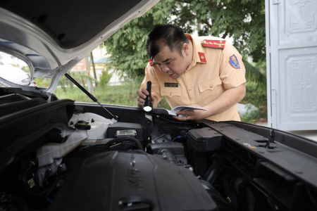 Cán bộ CSGT chính thức tăng cường hỗ trợ đăng kiểm, quân đội chuẩn bị lực lượng chi viện