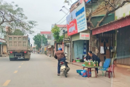 Nhiều điểm bán xăng bằng chai, lọ hiện diện ở huyện Yên Lạc