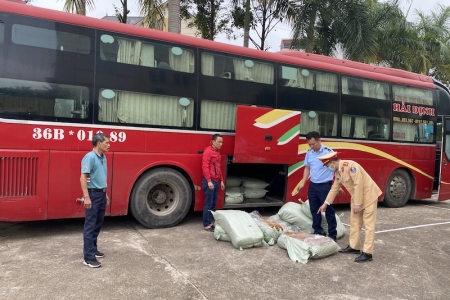 Thu giữ gần 500kg lòng lợn sấy khô ẩm mốc, chảy nước bốc mùi hôi thối