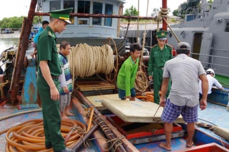 Bắt giữ tàu vận chuyển 15.000 lít dầu DO không rõ nguồn gốc, xuất xứ