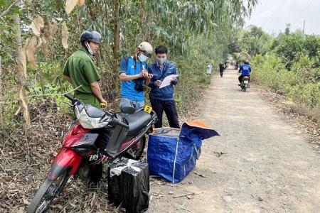 An Giang: Bắt quả tang vụ vận chuyển 5.000 bao thuốc lá lậu