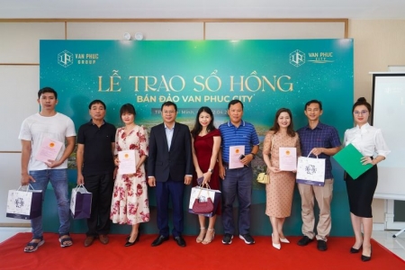 Van Phuc Group trao sổ hồng cho cư dân bán đảo Van Phuc City