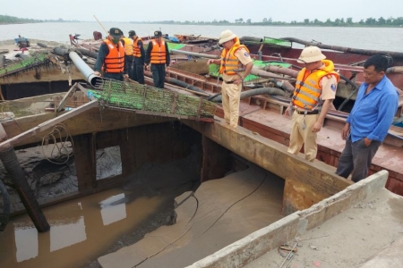 Ninh Bình bắt giữ 3 tàu khai thác cát trái phép trong đêm