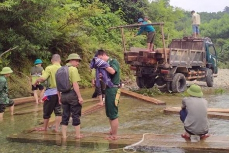 Hà Tĩnh: Phát hiện lượng lớn gỗ lậu tập kết dưới lòng suối Rào Giàng