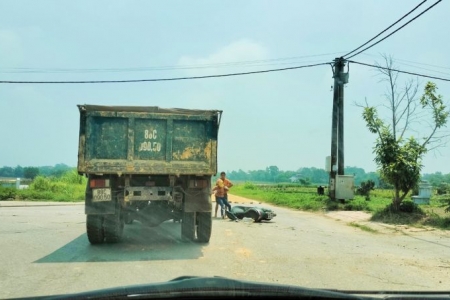 Vĩnh Phúc: Mất an toàn giao thông từ việc nông dân phơi thóc lúa trên đường giao thông