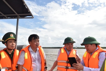 Phó Thủ tướng kiểm tra chống đánh bắt cá trái phép, không khai báo tại Cà Mau