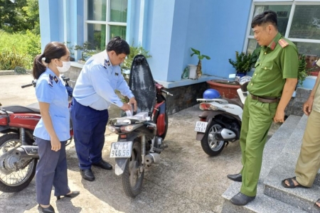 An Giang: Phát hiện 410 bao thuốc lá điếu nhập lậu