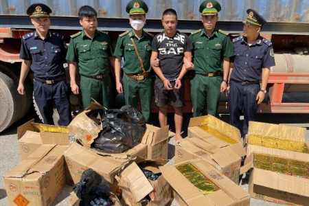 Quảng Bình: Bắt đối tượng vận chuyển 287 kg pháo lậu qua biên giới