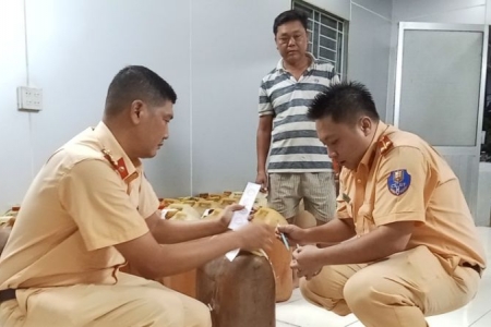 Phát hiện 3 người đàn ông dùng ghe gỗ vận chuyển hơn 1.300 lít xăng lậu