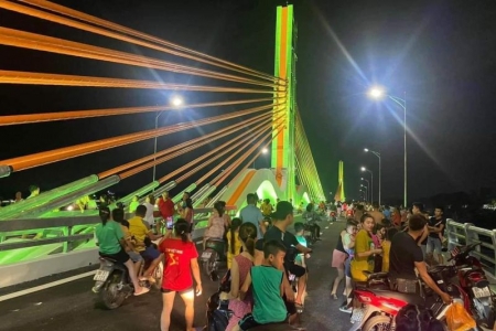 Vĩnh Phúc: Nguy hiểm rình rập khi người dân tự ý lên cầu Vĩnh Phú đang xây dựng