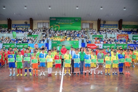 Trao tặng 16 suất học bổng “Có chí thì nên” tại Giải bóng đá Nhi đồng (U11) toàn quốc