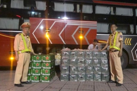 Nghệ An: Phát hiện 2 xe khách chở hơn 5.800 chai bia không rõ nguồn gốc