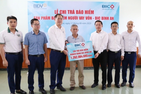 BIC trao gần 1,3 tỷ đồng bảo hiểm cho khách hàng vay vốn tại BIDV Lào Cai