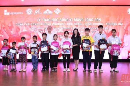 Công ty Xi măng Long Sơn trao học bổng cho học sinh có hoàn cảnh đặc biệt khó khăn