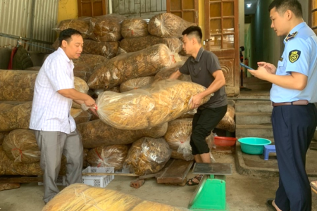 Cao Bằng tạm giữ lô nguyên liệu thuốc lá, không rõ nguồn gốc