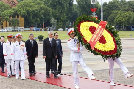 Thủ tướng Singapore vào Lăng viếng Chủ tịch Hồ Chí Minh trong chuyến thăm Việt Nam