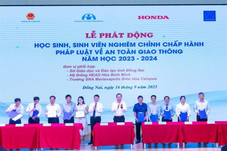 Học sinh, sinh viên nghiêm chỉnh chấp hành pháp luật về an toàn giao thông