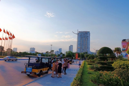 Quảng Ninh: Ra mắt City tour khám phá du lịch Hạ Long bằng xe điện