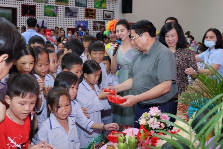 Thủ tướng Phạm Minh Chính vui Tết Trung thu cùng bệnh nhi Viện Huyết học-Truyền máu