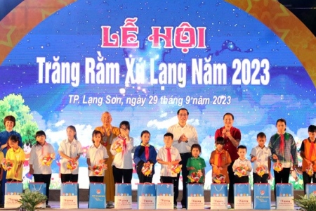 Lạng Sơn: Người dân nô nức tham gia Lễ hội Trăng rằm xứ Lạng năm 2023