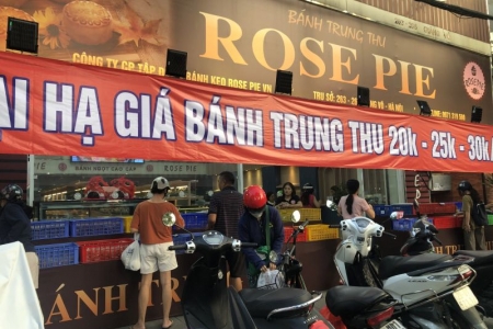 Hậu Trung thu, hàng loạt quầy bánh “ế” chật vật xả hàng