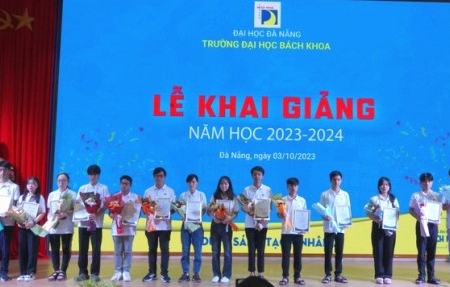 Trường ĐH Bách khoa Đà Nẵng trao học bổng tại lễ khai giảng năm học 2023 - 2024