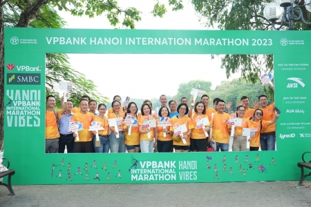 Runner hào hứng trong ngày đầu tiên nhận bib giải chạy VPIM 2023