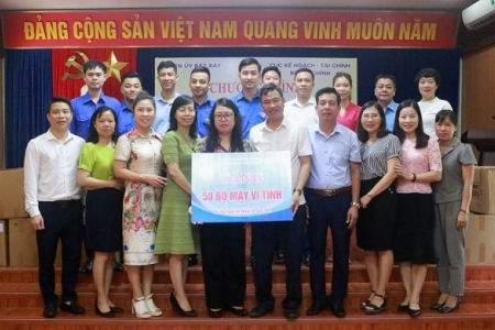 Tặng 50 bộ máy tính cho học sinh vùng cao Lào Cai