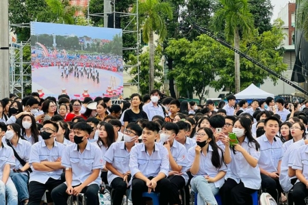 Hàng nghìn cổ động viên cổ vũ cho “nhà leo núi” Lê Xuân Mạnh tại điểm cầu Thanh Hóa