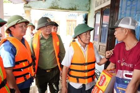 Thừa Thiên Huế- Phó Thủ tướng Chính phủ Trần Lưu Quang chỉ đạo chăm lo tốt cho người dân sau lũ lụt