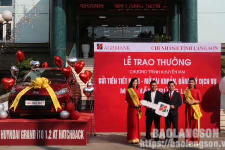 Agribank Lạng Sơn trao thưởng giải đặc biệt cho khách hàng may mắn