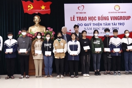 Quỹ Thiện Tâm của Tập đoàn VinGroup trao học bổng cho học sinh nghèo vượt khó học giỏi tại Thanh Hóa