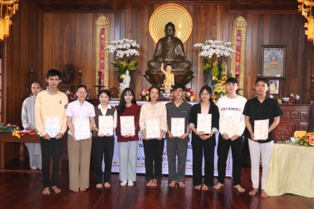 Trung tâm tương tế Thiện Tài trao học bổng “Nối một vòng tay”cho sinh viên Y khoa Huế