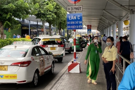 Tăng cường xử lý xe hợp đồng, taxi 'chặt chém' khách ở sân bay Tân Sơn Nhất