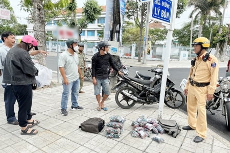 Vận chuyển pháo nổ đi bán thì bị công an bắt giữ