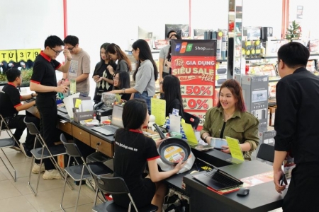 Điện thoại công nghệ “đua nhau” giảm giá mạnh đầu năm 2024