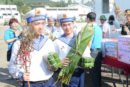 Mang quà Tết đến với quân và dân đảo Cồn Cỏ và Lý Sơn